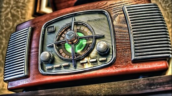 Best Fallout 4 mods: A close-up of one of the many retrofuturistic radios dotted about the Wasteland