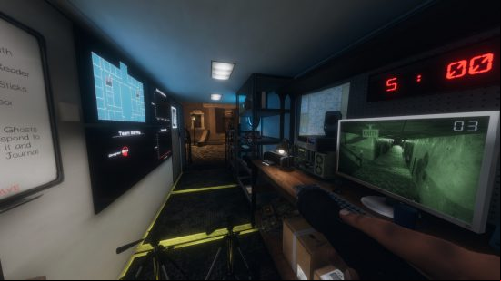 Ghost games: Preparing to leave the command station in Phasmophobia
