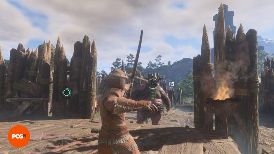 Fighting the Scavenger Matron in Enshrouded.