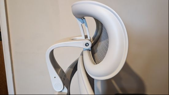 Sihoo Doro C300 chair review image showing its headrest.